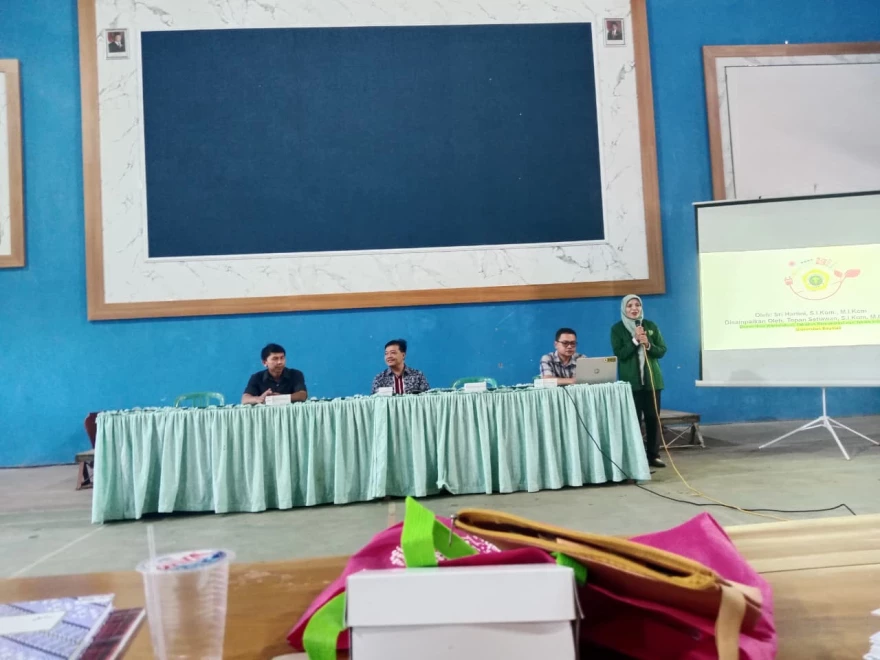 UNIVERSITAS BOYOLALI Bantu Solusi Berdamai Dengan Teknologi: Pengaruh Gadget pada Komunikasi Orang Tua dan Anak